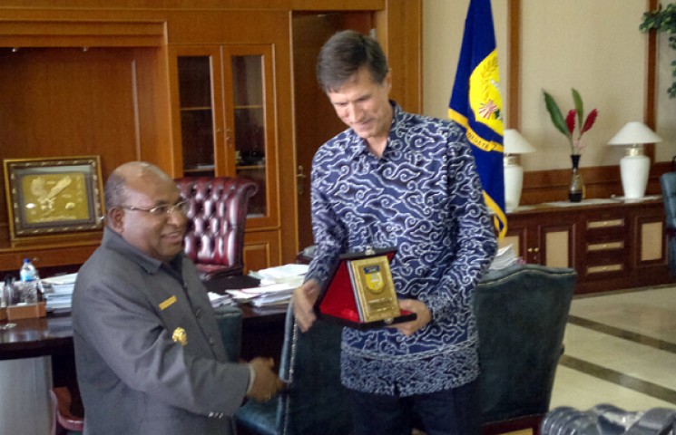 Gubernur Papua saat menyerahkan cinderamata kepada Dubes Amerika Untuk Indonesia Robert Blake