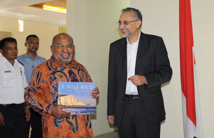 Gubernur Papua menerima buku promosi wisata di Inggris