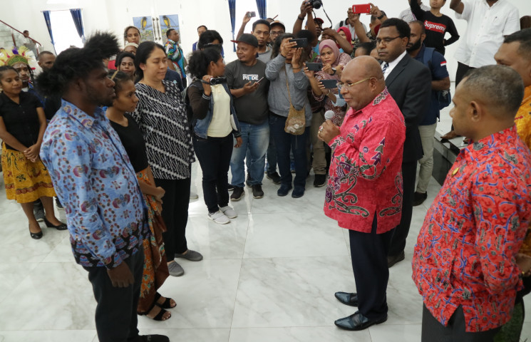 Gubernur Lepas 26 Anak Papua Studi ke Rusia