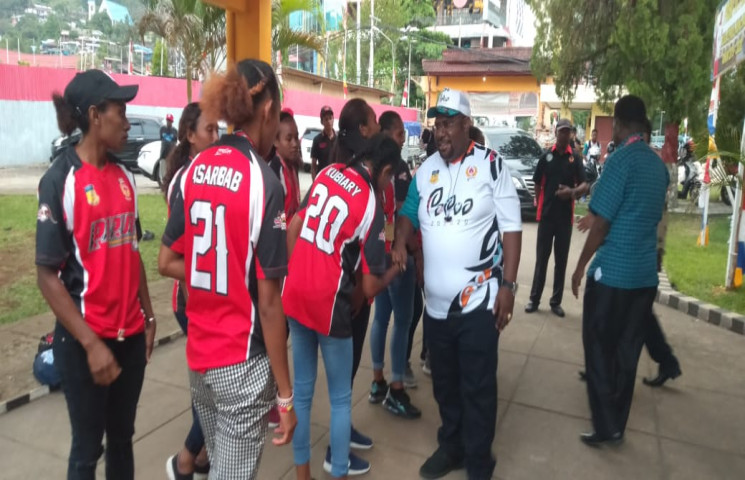 Tim Softball Putri Serahkan Piala Bergilir Hasil Kejurnas dan Pra-PON Ke-KONI Papua