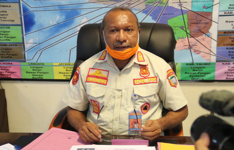 Wagub Klemen Serahkan Bantuan Sembako di Tiga Titik