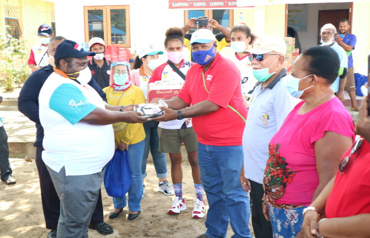 KONI Papua Serahkan Bantuan Bagi Warga Kayo Pulau