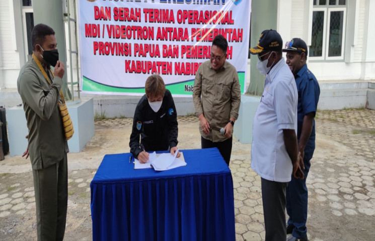 Pemprov Papua Serahkan Operasional Videotron Kepada Pemda Nabire