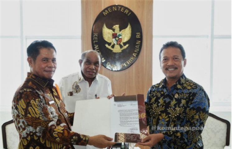 Sekda Papua Serahkan Dokumen Teknis Muatan Perairan Pesisir ke Menteri Trenggono