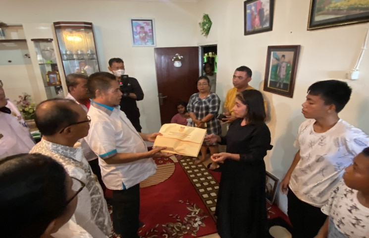 Gubernur Papua Serahkan Santunan bagi Keluarga Korban Penembakan Kapal Patroli PNG