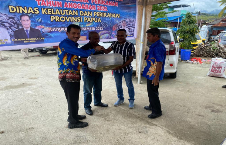 DKP Papua Serahkan Paket Bantuan Sarana Prasarana Perikanan