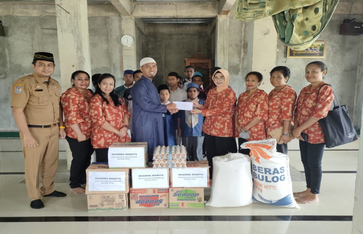 DWP DKP Papua Berbagi Kasih di Panti Jompo dan Pos Dai
