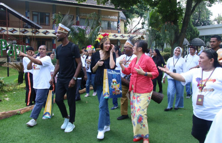 Legenda Barcelona Eric Abidal Kunjungi Anjungan Papua di TMII