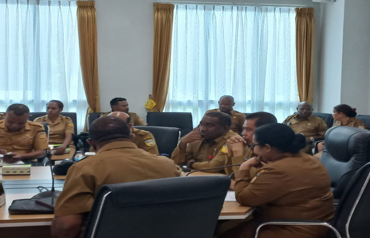 Kumpulkan Kepala SKPD, Ini Enam Arahan Plh Gubernur Papua