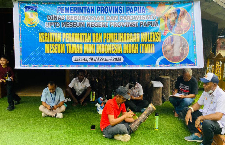 UPTD Museum Negeri Melakukan Perawatan dan Pemeliharaan Benda Budaya Anjungan Papua di TMII