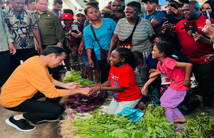 Kunjungi Pasar Pharaa, Presiden Sapa Warga dan Cek Harga Kebutuhan Pokok