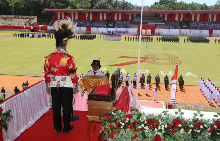 Upacara Peringatan HUT Kemerdekaan RI di Papua Berlangsung Khidmat, Sejumlah Pejabat Gunakan Baju Adat