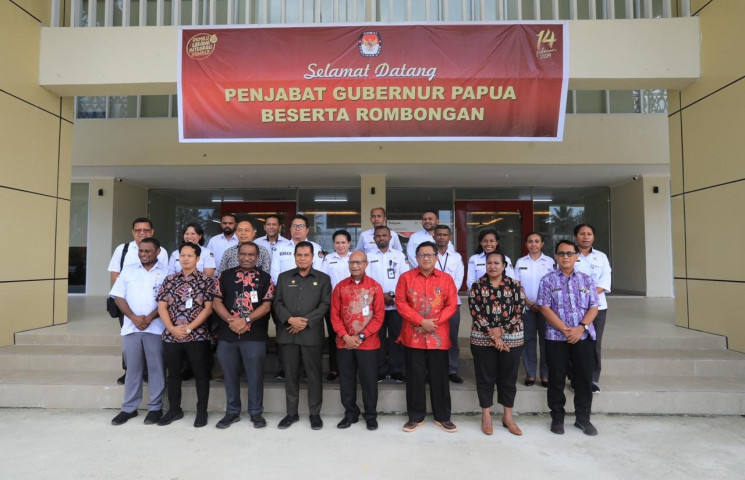 Kunjungi KPU Papua, Pj Gubernur Rumasukun Minta Laporan ASN Berpolitik