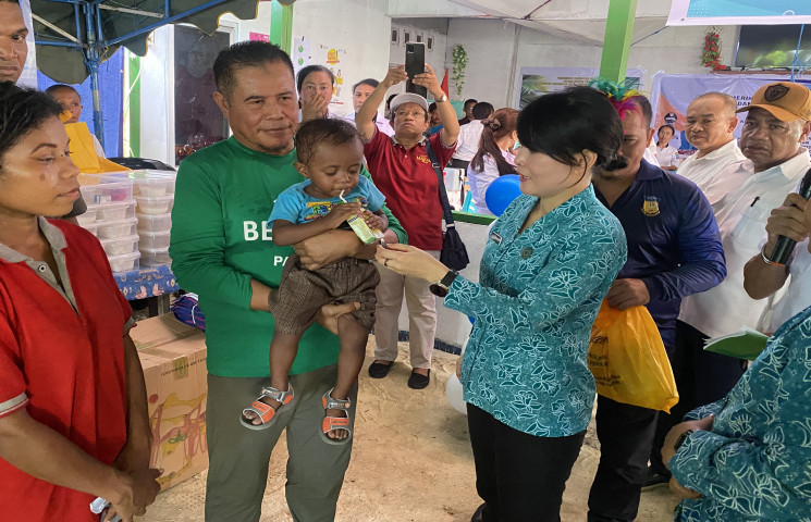 PKK Papua Serahkan Bantuan Penanganan Stunting di 45 Posyandu Kabupaten Supiori