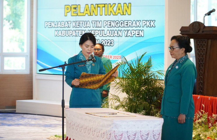 Lantik Penjabat Ketua PKK Kabupaten Kepulauan Yapen, Linda Onibala Minta Percepat Penurunan Stunting