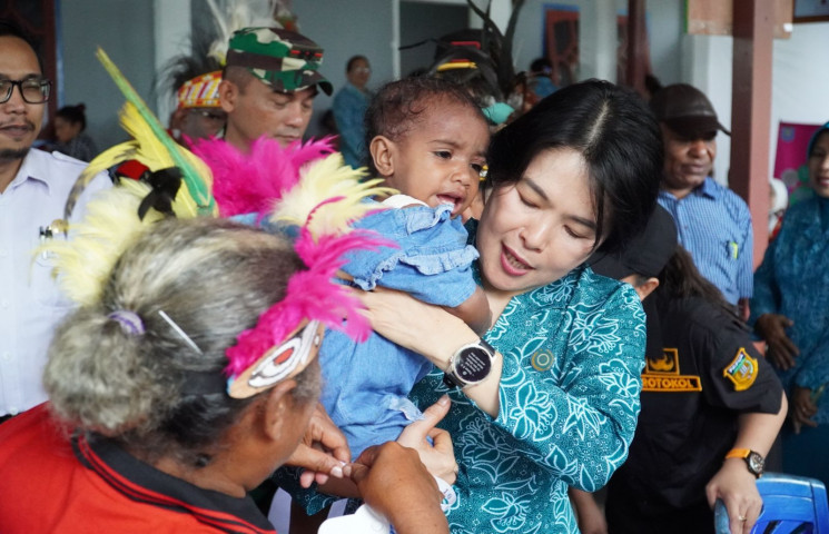 Serahkan 300 Paket PHBS di Yapen, Linda Onibala juga Semangati Kader Posyandu