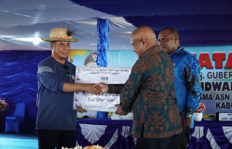 Kunker ke Waropen, Pj Gubernur Rumasukun Serahkan Bantuan Pencegahan Stunting dan Pengendalian Inflasi
