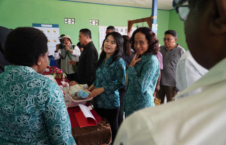 Kunjungan ke Kota Jayapura dan Keerom, PKK Papua Serahkan 600 Paket PHBS