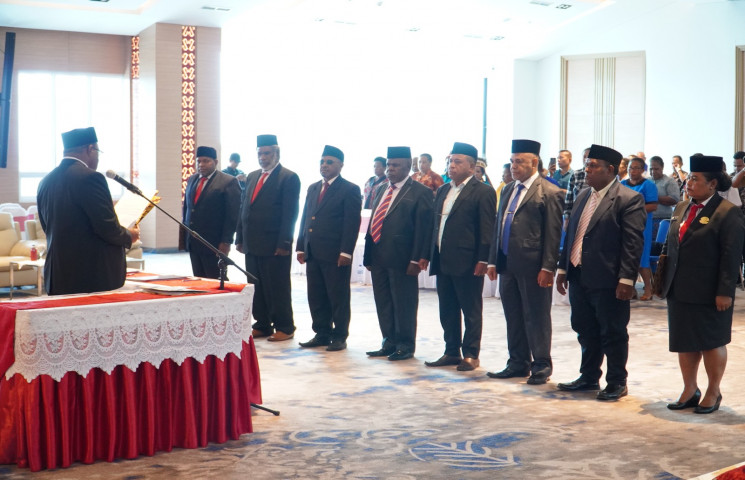 Lantik Delapan Anggota MRP, Wamendagri : Mari Bersatu Jawab Harapan Semua Pihak
