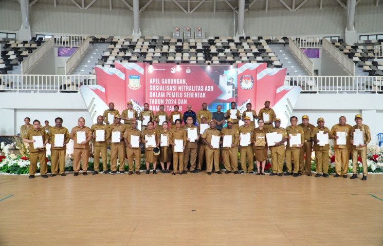 Pj Sekda Hegemur Pimpin Ribuan ASN Papua Ikrar Netral di Pemilu 2024
