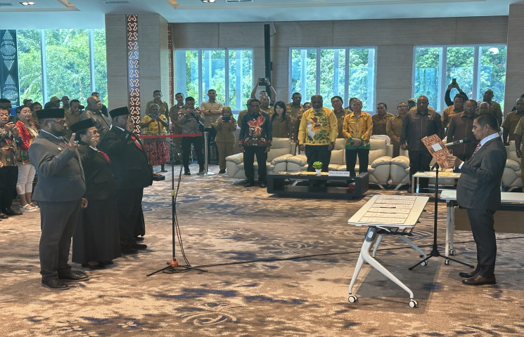 Pj Gubernur Rumasukun Sahkan Pimpinan MRP