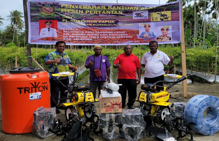 Gubernur Rumasukun Serahkan Bantuan Alat Pertanian bagi Petani Cabai Kampung Ifale 