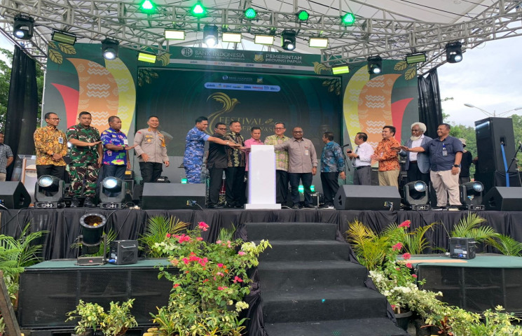 Sambut Baik dan Beri Apresiasi, Ridwan Rumasukun Buka Festival Cenderawasih
