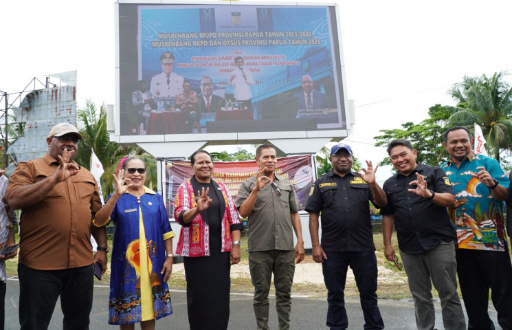 Pj Gubernur Lakukan Monitoring Sekaligus Resmikan Videotron di Supiori