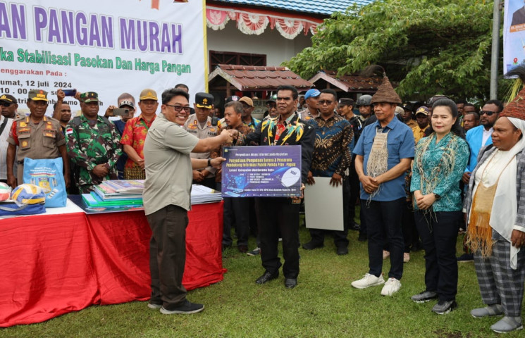 Kunjungi Mamberamo Raya, Gubernur Serahkan VSAT di Empat Titik