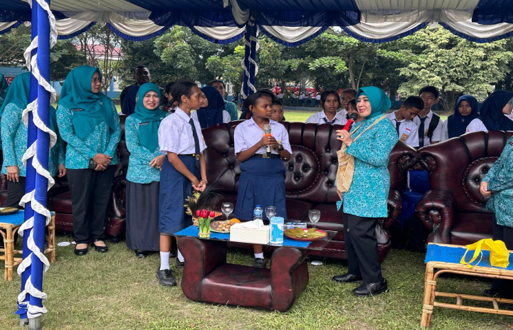 Kunker ke Papua, Ketum PKK Pusat Tri Tito Karnavian Sosialisasi Penyalahgunaan Narkoba di SMP N 2 Sentani