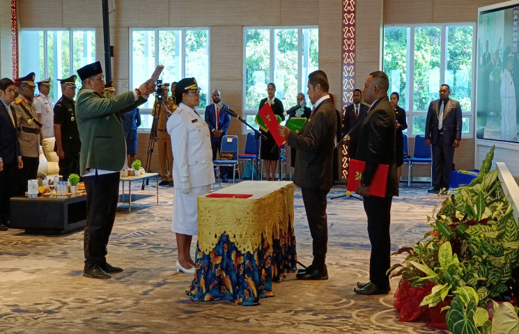 Suzana Wanggai resmi gantikan Welliam Manderi sebagai Penjabat Bupati Yapen
