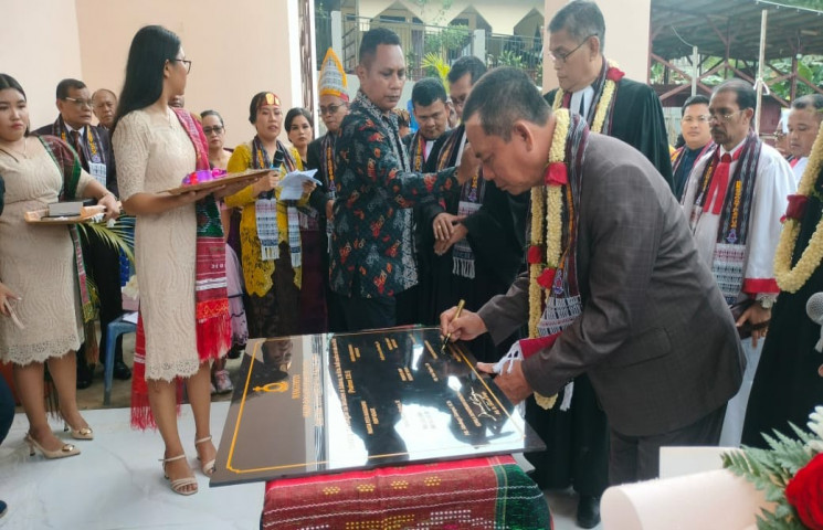 Pj Gubernur Limbong Resmikan Gereja HKBP Rogate Resort Papua