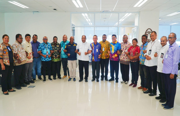 Pj Gubernur Papua Silaturahmi dengan BP3OKP