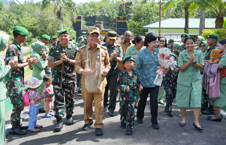 Kunjungi Posyandu Denzipur Waena, Pj Gubernur Limbong Ajak Semua Pihak Cegah Stunting