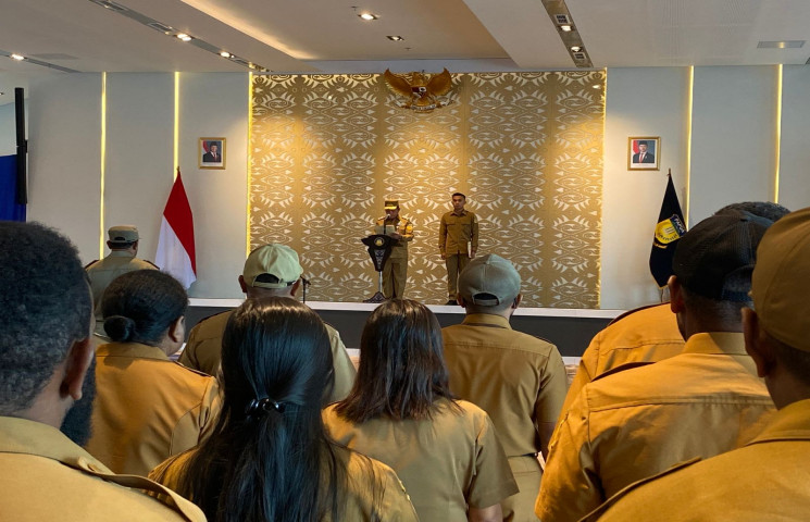 Pj Gubernur Limbong Minta Pemuda Papua Ikut Kelola SDA Papua 