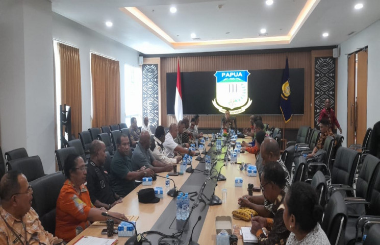Bertemu Pansel DPRP, Pj Gubernur Limbong Ingatkan Bekerja Jujur