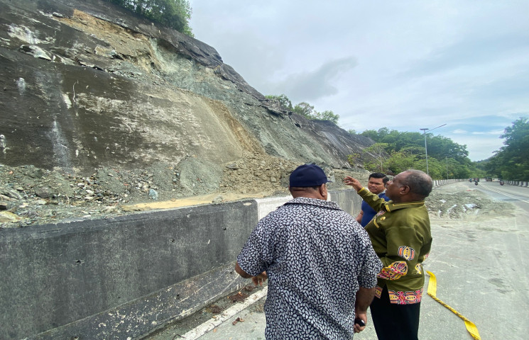 Tinjau Longsor Ringroad Jayapura, Kadis PUPR Papua Perkirakan Biaya Perbaikan di Bawah Rp5 Miliar