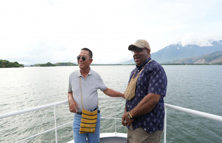 Gali Potensi Wisata, Limbong Lakukan Pelayaran Menyusuri Danau Sentani