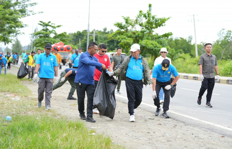 Pj. Gubernur Papua Ajak Warga Peduli Sampah di HPSN 2025