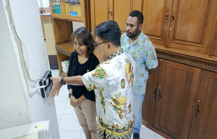 Lakukan Perekaman Absensi Kadis Kominfo Minta Jaga Mesin Absensi