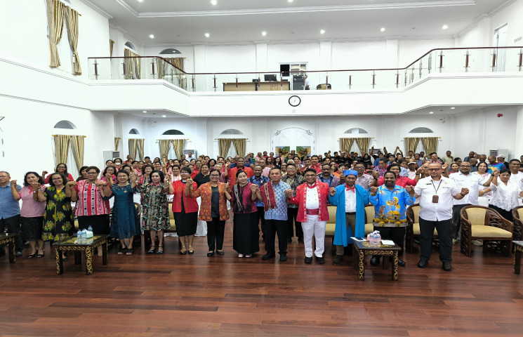 Pj. Gubernur Papua Hadiri Ibadah Bersama Keluarga IKEMAL Papua: Teguhkan Kebersamaan Anak Bangsa dan Dukung serta sukseskan PSU 2025