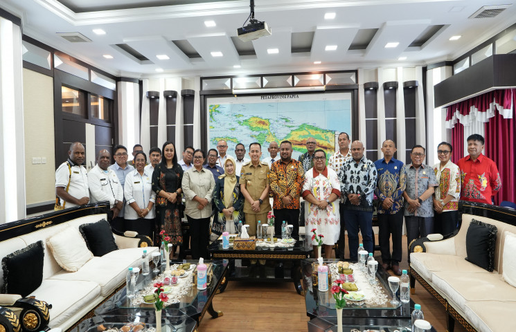 Perkuat Sinergi, Pj Gubernur Papua Agus Fatoni Silahturahmi dengan DPRP Bahas Percepatan Anggaran hingga Ajak Wujudkan PSU Damai