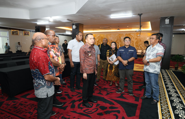 Pj Gubernur Papua Agus Fatoni Kunjungi Kantor KPU Guna Pastikan Kesiapan PSU