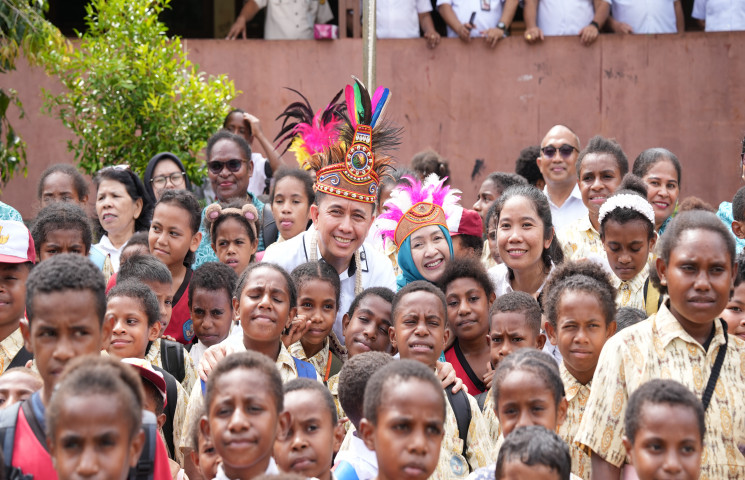 Peringati Hari Anak Nasional Pj Gubernur Papua Kunjungi Sekolah: Dorong Anak-anak Jadi Pemimpin Hebat