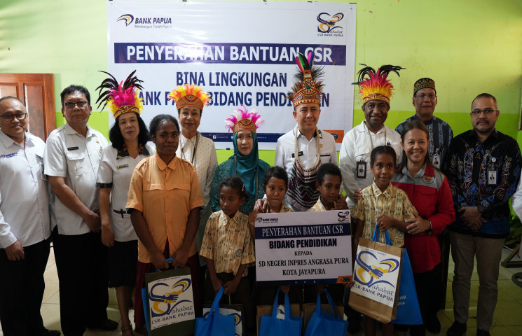 Peringati Hari Anak Nasional, Pj Gubernur Papua Gandeng CSR Kunjungi Sekolah untuk Beri Bantuan