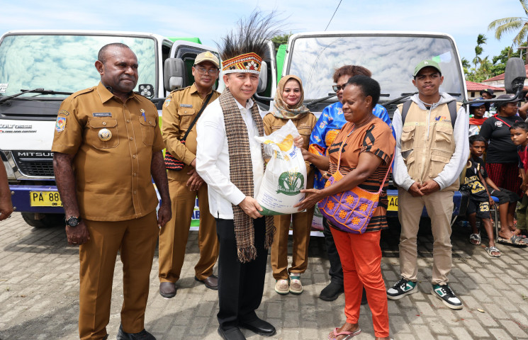 Pj Gubernur Agus Fatoni Launching Penyaluran Cadangan Beras Bantuan Pangan di Kabupaten Sarmi