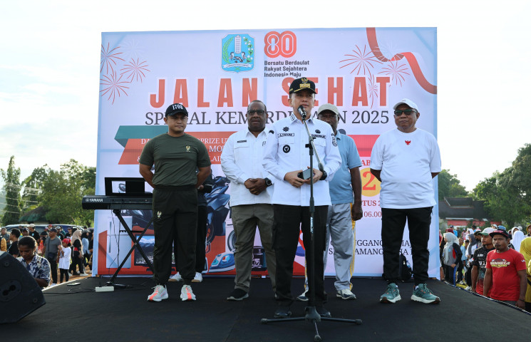 Sambut HUT RI ke-80, Pj Gubernur Agus Fatoni Lepas Jalan Sehat di Kabupaten Biak Numfor