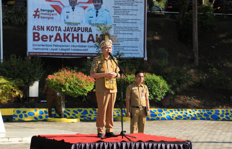 Pj Gubernur Papua Agus Fatoni Pimpin Apel Gabungan di Lingkungan Pemkot Jayapura