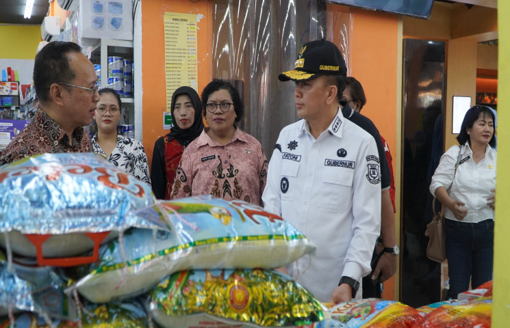 Pj Gubernur Papua Pastikan Harga Beras Relatif Stabil