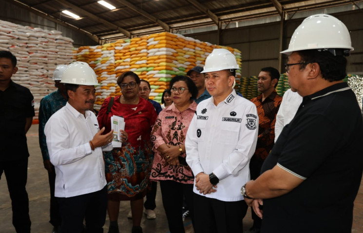 Pj Gubernur Papua Agus Fatoni Sidak Gudang Beras, Kepala Bulog: Harga Stabil dan Stok Beras Cukup Sampai 4 Bulan Kedepan